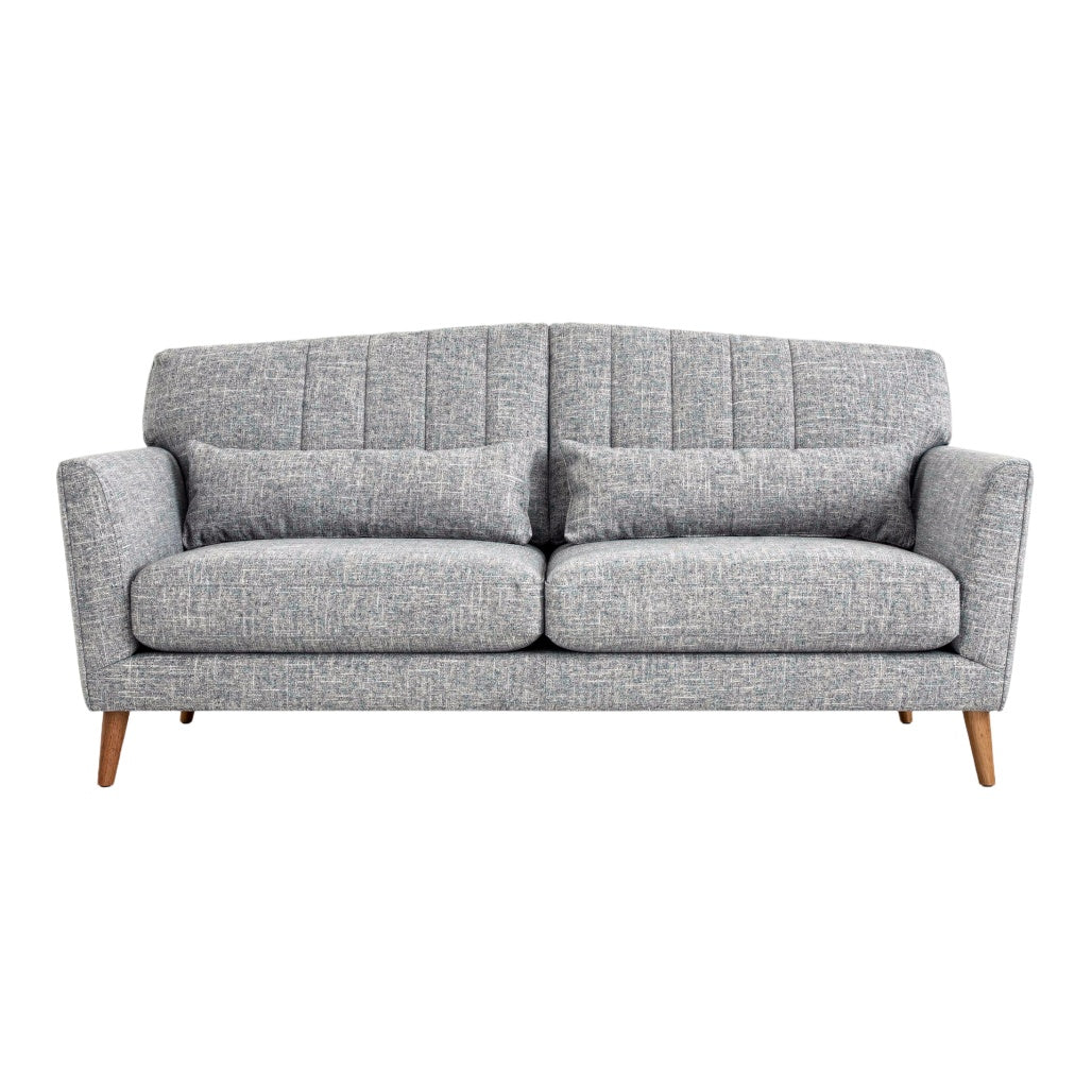 Stylowa szara sofa z poduszkami i drewnianymi nóżkami