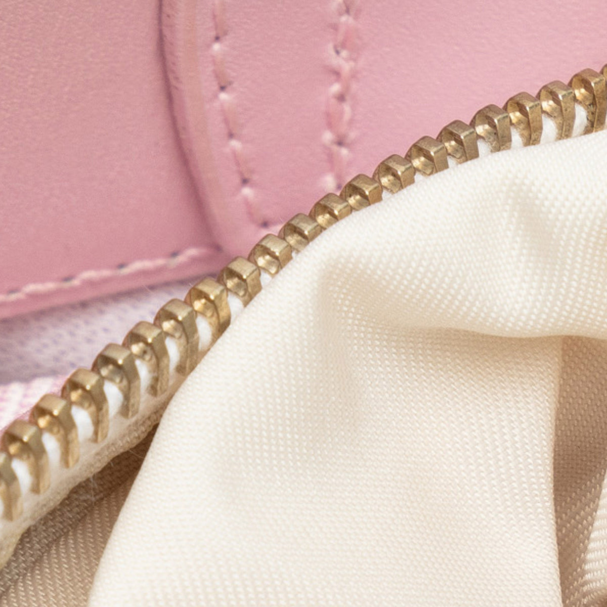 Second-Hand Authenticated Chanel New Travel Line Handbag Nylon Fabric Pink Top Handlebag Unisex (Good)
